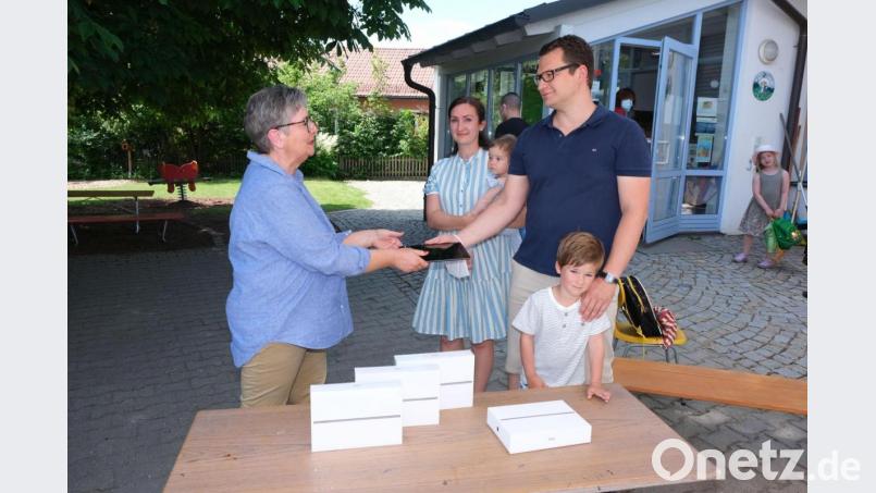 Zur Förderung der medienpädagogischen Arbeit im Kochkeller-Kindergarten übergeben Viktor und Vera Frank (rechts) vier I-Pads und einen Beamer an Leiterin Judith Heinl (links). Bild: usc