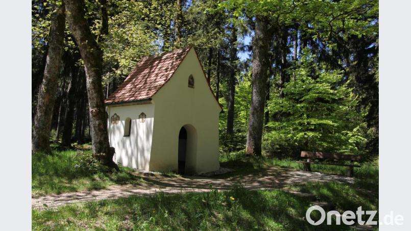 Idyllisch im Wald eingebettet ist die Wald- und Flurkapelle zum &quot;Alten Herrgott&quot;. Bild: kro