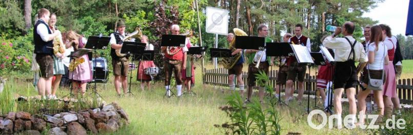 Die Ehenbachtaler Blaskapelle gibt anlässlich der Kirwa in Holzhammer ein paar Standkonzerte. Bild: ffl
