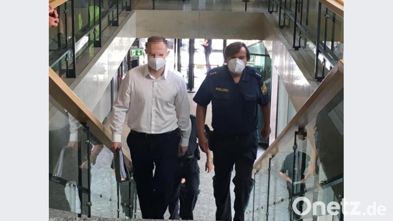 Der ehemals beste Freund (links) des ertrunkenen Moritz G. betritt das Gericht in Weiden. Erstmals äußert er sich zu seinen persönlichen Verhältnissen. Bild: phs