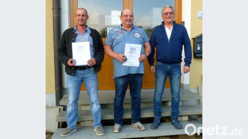 Firmenchef Albert Haimerl (rechts) mit den Betriebsjubilaren (von links) Stefan Bock und Günter Stöckerl Bild: lts