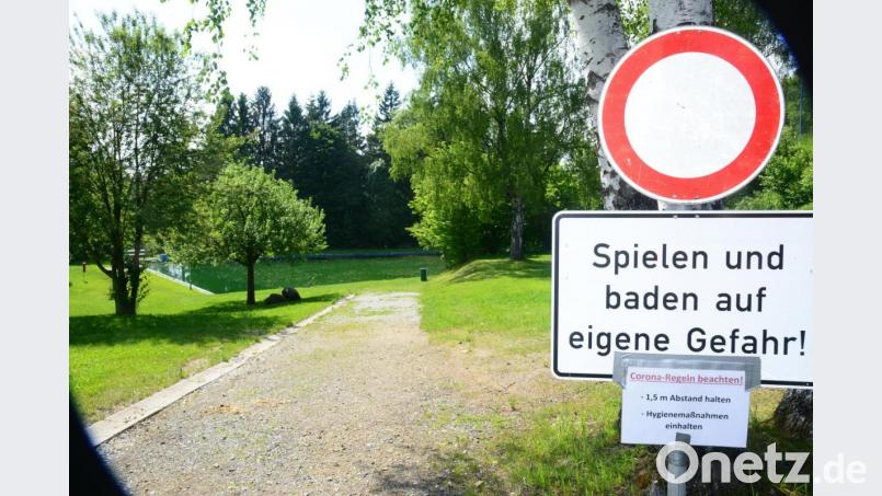 Der Schilderwald am Zugang zum Waldbad Neukirchen zu St. Christoph wird noch größer, wenn das Gewässer als Naturbadestelle ausgewiesen wird. Bild: bey