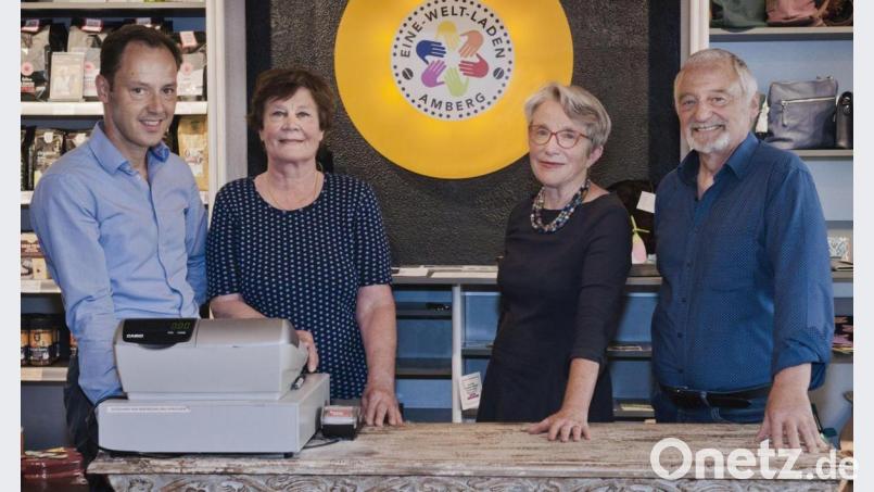Sie bilden den Vorstand des Eine-Welt-Ladens in Amberg (von links): Kassier Markus Lacher, die stellvertretenden Vorsitzenden Monika Rambach und Cornelia Siebenbürger sowie der Vorsitzende Helmut Kollhoff Bild: Petra Wels