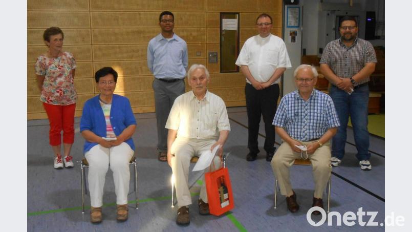 Vorsitzende Claudia Porst, Kaplan Justin Kishimbe, Pfarrer Markus Bruckner und Bürgermeister Thomas Kaufmann (hinten von links) gratulierten (vorne von rechts) Hermine Heinl, Josef Bauer und Oskar Heinl für ihre 60-jährige Treue zum KAB-Ortsverband. Bild: mez