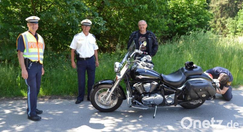 Polizeioberkommissar Markus Schlegel und Polizeihauptkommissar Markus Schmitt, Dienststellenleiter der Inspektion Neunburg (von links), suchten das Gespräch mit Motorradfahrern. Bild: pko