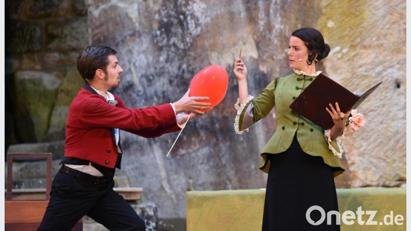 &quot;Im Weißen Rössl&quot;: Zahlkellner Leopold (Felix C. Groll) öffnet seiner Chefin Josepha Vogelhuber (Doris Hofmann) sein Herz. Doch die schmettert die Avancen zunächst energisch ab. Bild: Tobias Schwarzmeier