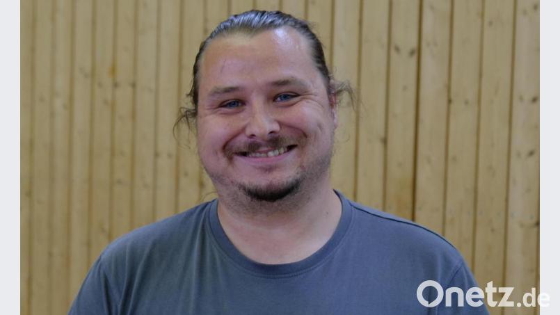 Gutachter Tobias Sluka stellt die Ergebnisse der Schadstoffuntersuchungen und der Raumluftmessungen in den Schulgebäuden und im Elisabethenheim vor. Bild: do
