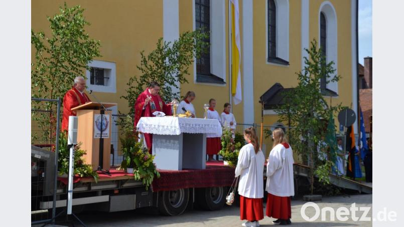 Auf dem Kirchplatz in frischer Luft wurde heuer das Patrozinium St. Petrus und Paulus der Pfarrkirche mit Pfarrer Udo Klösel und Diakon Herbert Sturm gefeiert. Bild: gi