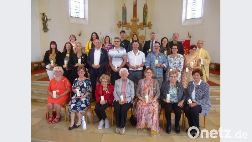 Anneliese Melchner und Emma Bogner (Sitzend, Dritte und Vierte von links) feierten das 81- beziehungsweise 75-jährige Kommunionjubiläum. Bild: bk