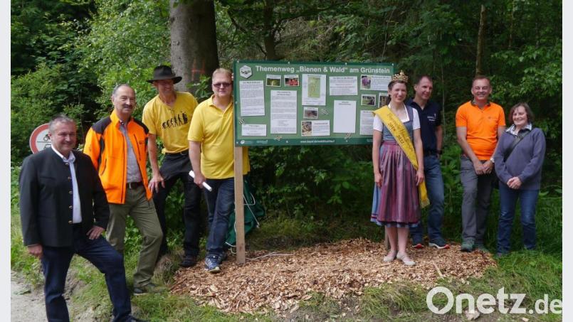 Das Bild zeigt (von links) den Stellvertretenden Landrat Klaus Bauer, Forstbetriebsleiter Winfried Pfahler, LVBI-Bezirksvorsitzender Oberfranken Andreas von Heßberg, Vorsitzender des Imkervereins Hohes Fichtelgebirge Stefan Traßl, die Bayerische Honigkönigin Katharina, Präsident Landesverband der Bayerischen Imker Stefan Spiegl, Revierleiter Horst Lochner und Barbara Bartsch, staatliche Fachkraft für die Imkerei Oberfranken am AELF. Bild: gis
