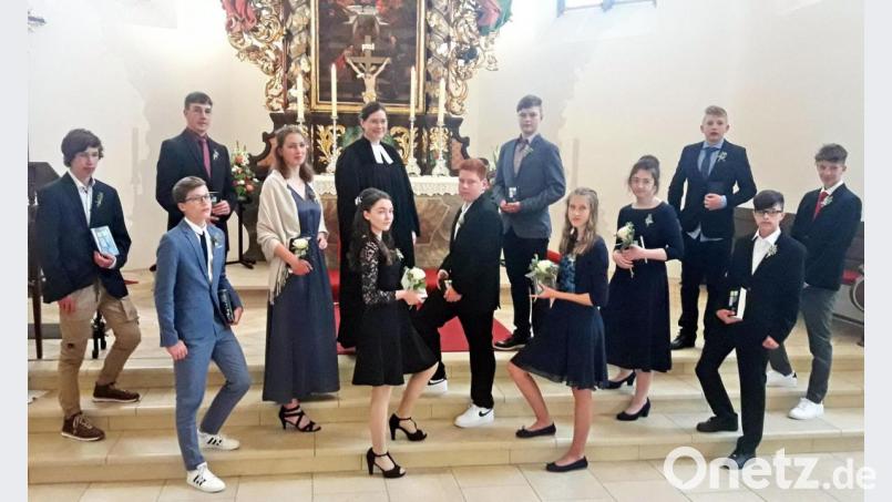 Malte Ekelmann, Nicolei Fenn, Leo Seeberger, Agnetha Ekelmann, Helena Josko, Tim Weber, Nico Neuner, Maja Seeberger, Victoria Burbach, Johannes Graf, Leon Schubert und Simon Graf (von links) empfingen erstmals aus den Händen von Pfarrerin Kathrin Spies (Mitte) das Abendmahl unter beiderlei Gestalten. Bild: hai