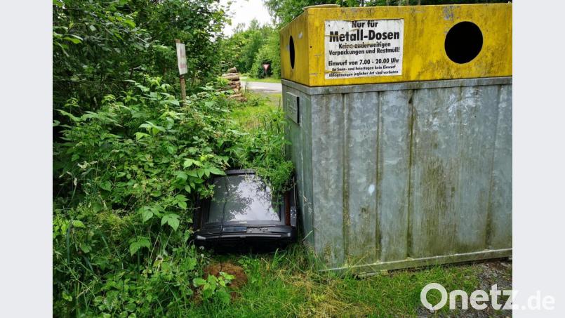 Einen alten Fernseher hat ein Müllsünder einfach neben dem Dosencontainer in Steinmühle abgelegt. Bild: lnz
