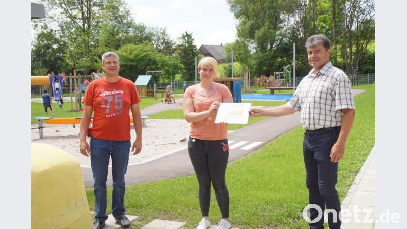 Die CSU-Stadträte Xaver Bayer (rechts) und Christian Weinfurtner überreichten an Anja Herdegen, die Leiterin des Kinderhauses, eine Spende des Ortsverbandes. Bild: mmj