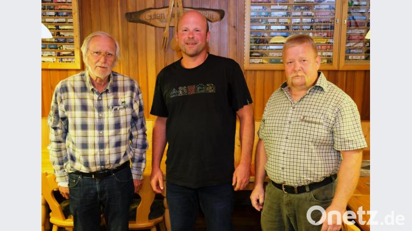 Ein Herz und eine Seele: Deshalb verlängern die Jagdgenossen um Vorsitzenden Martin Wiesend (Mitte) die Jagdpachtverträge mit Thomas Walter (rechts) und Alfred Petratschek (links) einstimmig. Bild: do