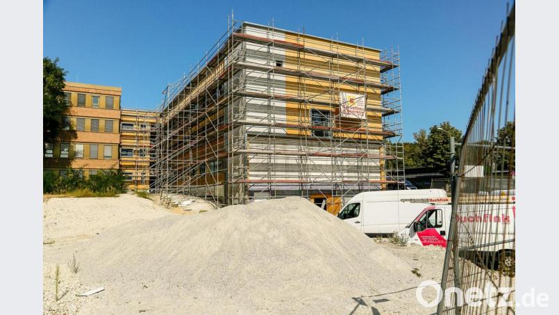 Ende November soll der Anbau am Landratsamt (Bild) bezugsfertig sein. Die Glasfassade soll im Oktober montiert werden. Bild: Hösamer