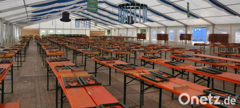 Aus und vorbei, die Sitzbänke sind hochgeklappt - aber nicht einmal ein solches Bild vom Abbau im leeren Bierzelt wird es heuer geben. Der Cylinder-Club hat die Flosser Kirwa 2021 abgesagt. Archivbild: ens