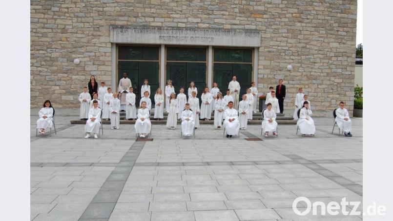 33 Kinder feiern coronabedingt in zwei Gruppen Erstkommunion. Beim gemeinsamen Gruppenbild werden sie eingerahmt von Gemeindepraktikantin Andrea Zeller und Pfarrvikar Gilbert, (hinten, von links) sowie Stadtpfarrer Bernhard Müller und Gemeindereferentin Christine Gößl (hinten, von rechts). Bild: az