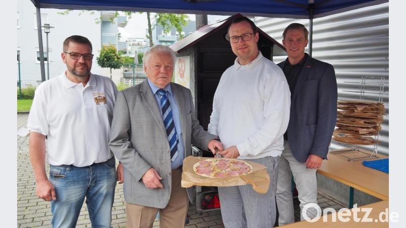 Ehrenobermeister der Bäckerinnung Alois Spitzer (Zweiter von links) übergibt sein Informationsamt an Bäckermeister Florian Pappenberger (Dritter von links). Mit dabei Bäckerinnungsobermeister Wolfgang Schmid (Erster von links) und HWK-Bildungszentrumsleiter Tobias Knauer. Bild: Bühner