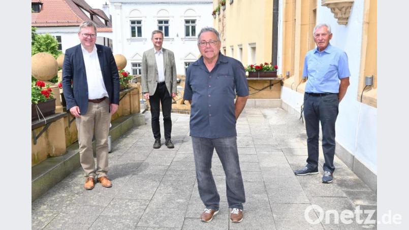Ernst Kätzlmeier wurde als neuer Feldgeschworener vereidigt. Auf dem Bild von links: Oberbürgermeister Michael Cerny, Personalreferent Bernhard Mitko, Ernst Kätzlmeier und Obmann Erwin Graml. Bild: Thomas Graml/Stadt Amberg