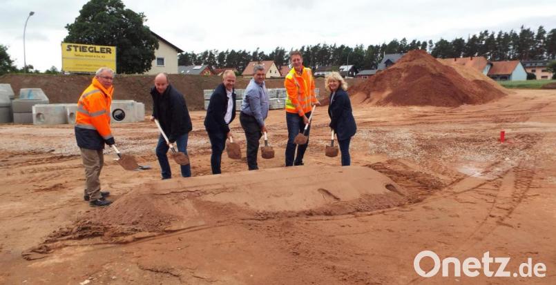 Über 9000 Quadratmeter Bauland mit Parzellen in einer Größe zwischen 630 und 1050 Quadratmetern werden im Baugebiet Holzhammer-Mitte, Bauabschnitt III, erschlossen. Jetzt war der symbolische erste Spatenstich, im September sollen die Grundstücke für die neuen Besitzer bebaubar sein. Bild: e