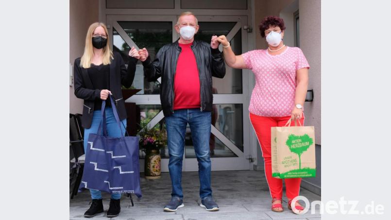 Je 200 FFP2-Masken überreicht VdK-Ortsvorsitzender Leonhard Wischer (Mitte) an die Leiterin des BRK-Seniorenheims, Astrid Geitner (rechts), und an die Pflegedienstleiterin der Caritas-Sozialstation, Julia Matzke (links). Bild: u