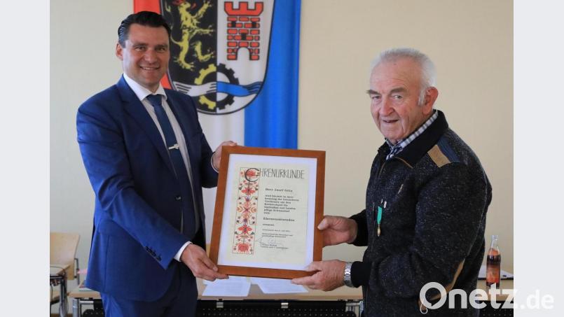 Landrat Thomas Ebeling überreicht Josef Götz die Urkunde zur Ernennung zum Ehrenvorsitzenden. Bild: akp