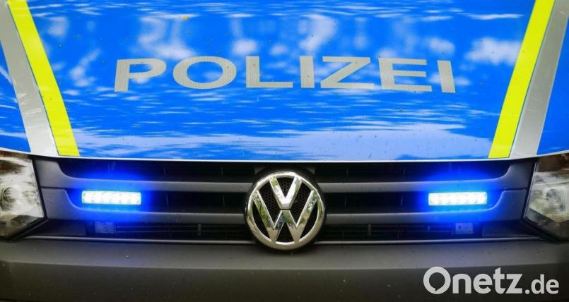 Ein verletzter Autofahrer und hoher Schaden: Das ist die Bilanz eines Unfalls am Dienstag auf der B 470. Symbolbild: Jens Wolf/dpa