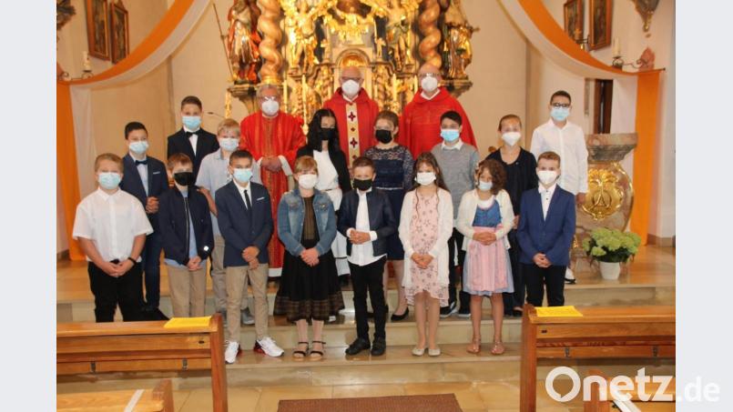 Im zweiten Gottesdienst firmte Domdekan Johann Neumüller (hintere Reihe, Mitte) 16 Buben und Mädchen aus Niedermurach und Pertolzhofen. Bild: frd