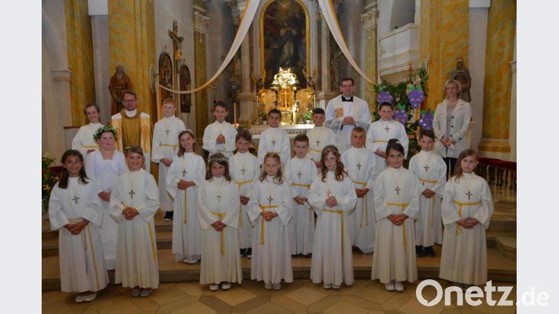 19 Erstkommunionkinder traten am Sonntag zum ersten Mal an den Tisch des Herrn. Begleitet wurden sie an diesem großen Tag von Dekan Alexander Hösl, Kaplan Alexander Ertl und Grundschulrektorin Beate Vetterl. Bild: dob