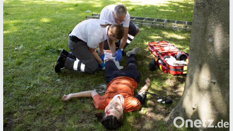 Geübt wurde an täuschend echt geschminkten &quot;Verletzten&quot; unter anderem, wie nach einem Leitersturz vorgegangen werden muss. Bild: Karsten Friedrich/exb