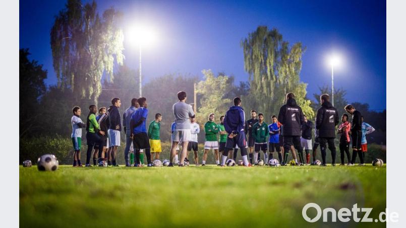 Fußballspieler auf einem Spielfeld. Symbolbild: Christoph Schmidt/dpa