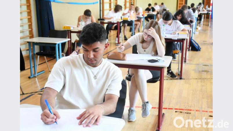 Für die Mittel-, Real- und Wirtschaftsschulen und die Sonderpädagogischen Förderzentren haben die schriftlichen Prüfungen für den Mittleren Schulabschluss begonnen. Im Bild brüten die Schüler der Pestalozzi-Mittelschule aus Weiden über den Aufgaben. Bild: Gabi Schönberger