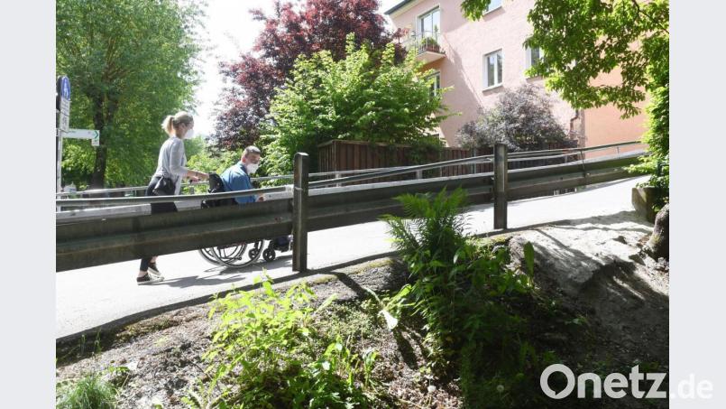 Vom Max-Reger-Park hoch zur Judengasse: Ohne fremde Hilfe sind die Steigungen von keinen Rollifahrer zu bewältigen. Auch hier fordert die Untersuchung &quot;barrierefreie Innenstadt&quot; eine grundsätzliche Änderung. Die Vorschläge über wesentliche Verbesserungen stehen am Mittwochabend im Mittelpunkt der Bürgerversammlung. Bild: Gabi Schönberger