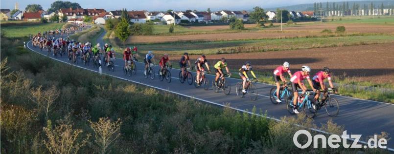 1000 Starter sind zugelassen. Einen Massenstart wie 2019 früh um 7 Uhr wird es aber nicht geben. Im Zehn-Minuten-Takt gehen in Startblöcken jeweils bis zu 30 Teilnehmer auf die Strecke. Bild: fz
