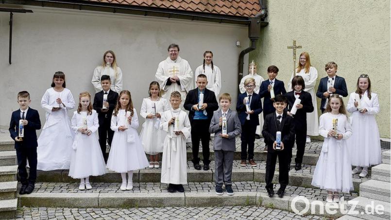 Die 16 Kommunionkinder der ersten Gruppe der Klasse 3a aus Auerbach. Bild: sck