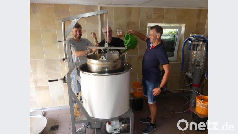 Diplom-Chemiker Jürgen Laubert (Mitte) beobachtet das &quot;Anschwänzen&quot; durch Vorsitzenden Thomas Ott (links) und Vorstandsmitglied Thomas Riedl. Ziel ist es, den Restzucker aus der Maische zu spülen. Bild: rn