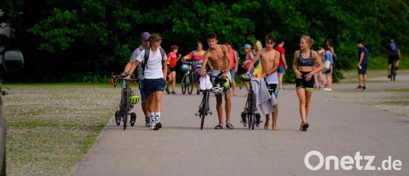 Geschafft, aber glücklich über ihre Leistungen beim ersten Triathlon nach eineinhalb Jahren Pause waren (von links) Eduardo Amorim, Moritz Auernhammer, Frederik Fröhner und Lena Betzlbacher von CIS Amberg. Bild: Treptow