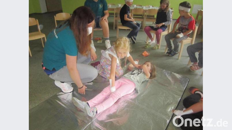 Ein Team des BRK war im Zuge des &quot;Trau-Dich&quot;-Programms im Kinderhaus die „Die kleinen Hankerler“ in Mitterteich zu Gast. Bild: Städtisches Kinderhaus Mitterteich/exb