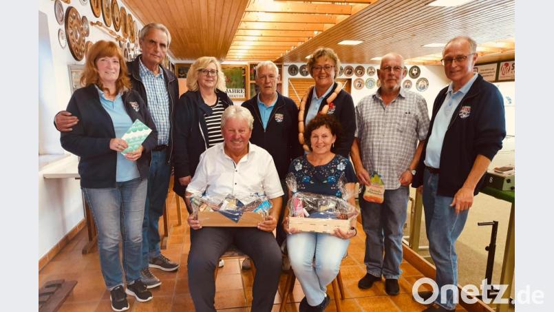 Horst Fuchs (stehend, Zweiter von links) und Hans Forster (sitzend) hatten Preise gestiftet. Stadtrat Forster war zudem, mit ruhiger Hand, auch noch erfolgreich. Bild: hcz