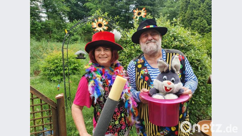 Zauberkünstler Wobby und Glitzerfee Gertrud Roth – ein Künstler-Paar, das die Pandemie extrem hart getroffen hat, weil beide nicht arbeiten konnten. Bild: Biczysko/fph