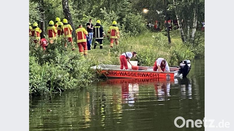 Über 100 Einsatzkräfte hatten am Sonntagabend nach dem Vermissten am Schwarzen Weiher in Mantel gesucht. Nun die traurige Gewissheit: Der Mann wurde tot im Wasser aufgefunden. Bild: Gustl Beer