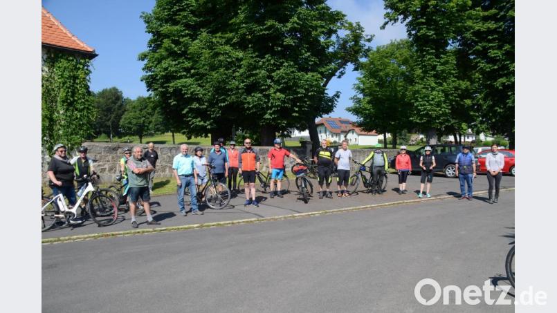 Projektleiterin Elisabeth Waldeck sowie Projektmanager Günther Erhardt (von rechts) sowie Bürgermeister Günter Kopp (Sechster von links) hießen die Radltourteilnehmer beim Start in Kulmain willkommen. Bild: ak