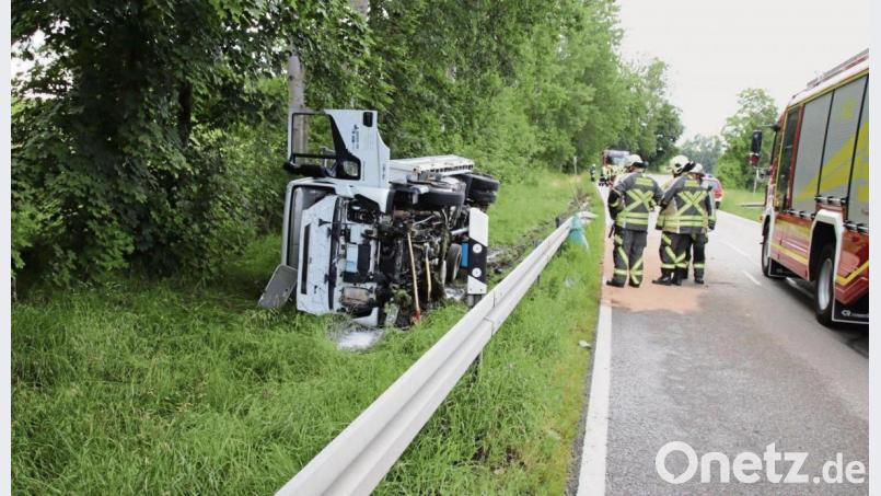Unfall beim Sportpark: Mehr als zwei Promille wies der Atemalkoholtest bei dem Fahrer des Lastwagens auf. Außer dem Lkw war kein weiteres Fahrzeug an dem Unfall beteiligt, die beiden Insassen blieben unverletzt. Bild: Dobler