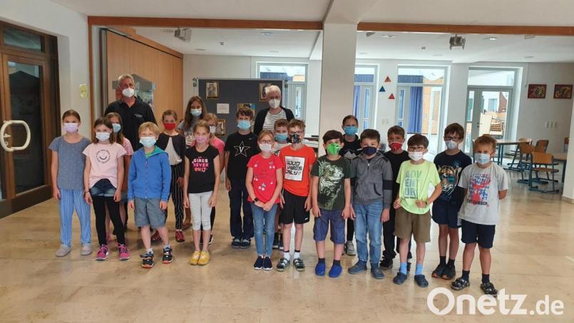 Die Schüler der Klasse 3B mit der Lehrkraft Manon Endres sowie Tobias Göbl Bild: Tobias Göbl/exb