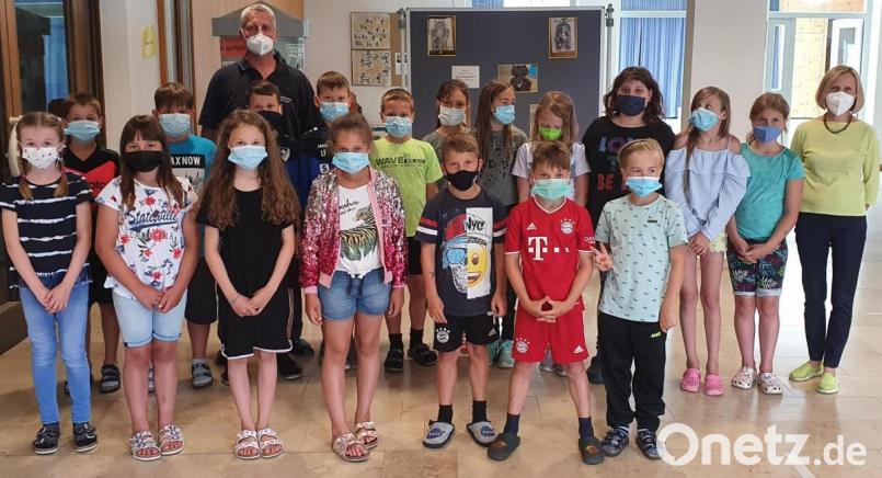 Die Schüler der Klasse 3a mit Rektorin Gabriele Krettner sowie Brandschutzerzieher Tobias Göbl Bild: Tobias Göbl/exb