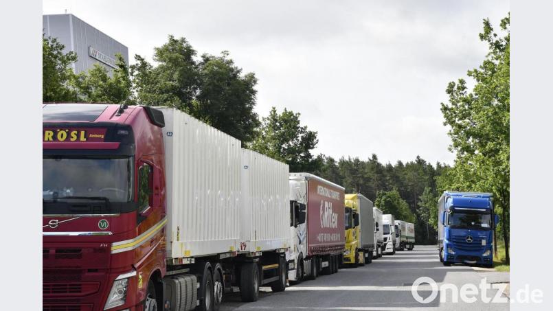 Dutzende Lkw stauen sich vor dem Stahlgruber-Hochregallager in Rosenberg: Weil viele Kommissionierer im Wareneingang und andere Beschäftigte streiken, kommt es zu erheblichen Verzögerungen beim Abladen und in der Warenannahme. Bild: Petra Hartl