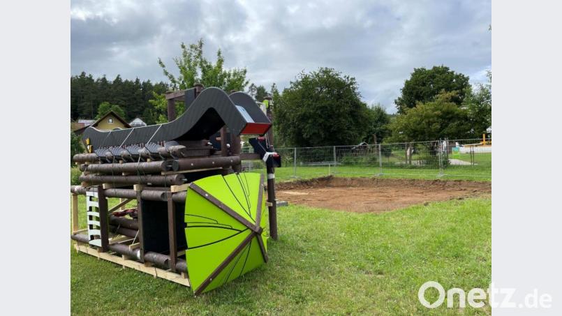 Die Arbeiten am neuen Spielplatz in Eschenfelden laufen. In zwei Wochen wollen die Reservisten ihr Projekt abgeschlossen haben. Dann werden auch die Spielgeräte an Ort und Stelle sein. Bild: lei