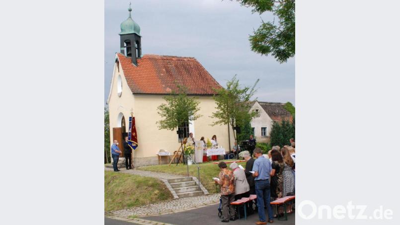 Pfarrer Heribert Stretz zelebrierte den Gottesdienst zum Patrozinium vor der Kapelle, die dem heiligen Ulrich geweiht is Bild: Ernst Vogl