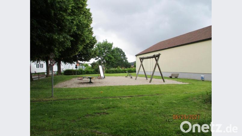 Auf Anordnung der Stadt Pfreimd soll der Kinderspielplatz an den Stadtweiherwiesen aufgelöst und die Spielgeräte abgebaut werden. Bild: bnr