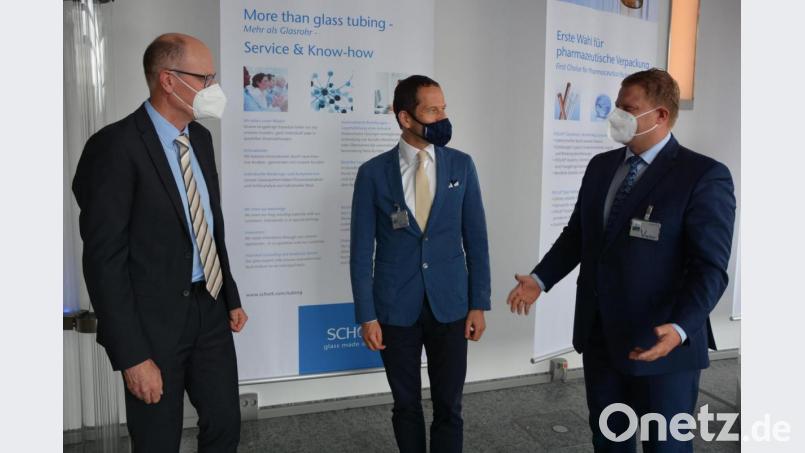 MdB Albert Rupprecht (Mitte) informierte sich bei der Schott AG eingehend über das Unternehmen. Mit dabei auch Bürgermeister Stefan Grillmeier (rechts) im Gespräch mit Schott-Standortleiter Stefan Rosner. Bild: jr